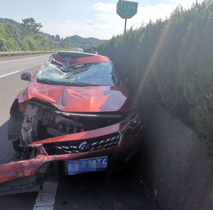  货车|大货车长时间占用快速车道、违法变道...小车遭殃了，前车之鉴！| 百日行动