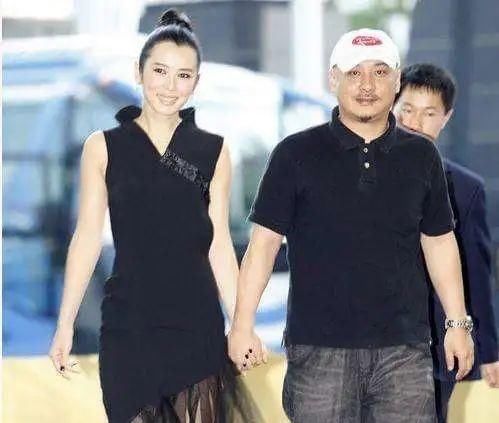  绮又|和余男相恋10年，娶张雨绮又离婚的他，如今55岁又恋上27岁网红？