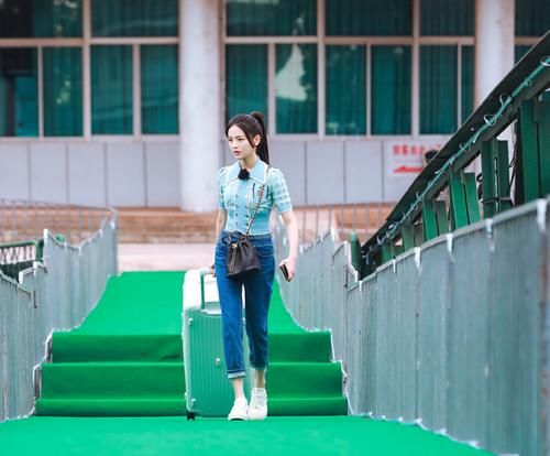  中餐厅|杨超越录中餐厅，第一天就遭遇“小透明”待遇，原因太真实