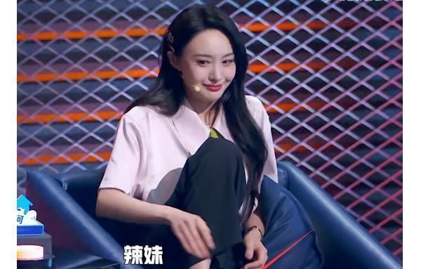 再现|郑爽节目现场再现低素质:脚踩坐椅玩手机,被称最尴尬领笑员