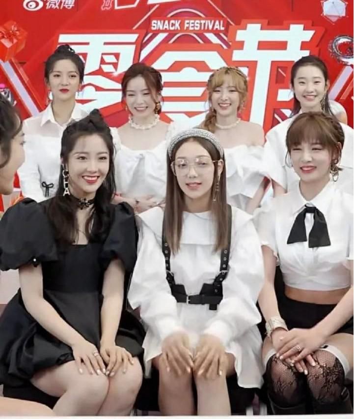 担当|硬糖少女做客薇娅直播间,黑白搭配元气满满,颜值担当很显然