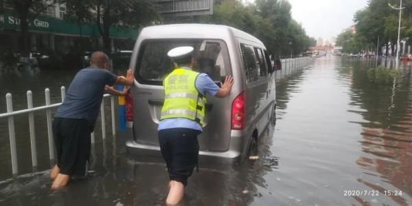 感动！冰城交警，暴雨中的逆行者|风里雨里路上有你| 积水