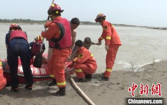 消防|新疆阿克苏市4名群众遭遇河水围困 消防战士营救脱险