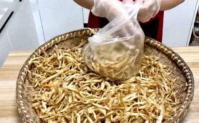  秋天|秋天，此菜正当季，一次囤20斤，晒一晒炒一炒，香辣脆爽，特下饭