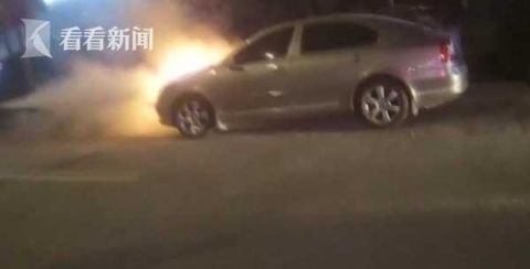  凑热闹|男子街边围观凑热闹 不料自己竟是事故“主角”