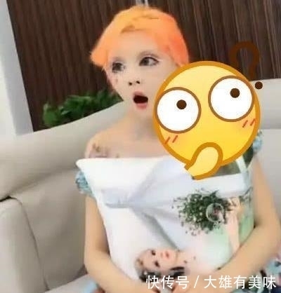 迪丽拉|真人芭比打哈欠，刚好被拍了下来，嘴巴都快裂开了？