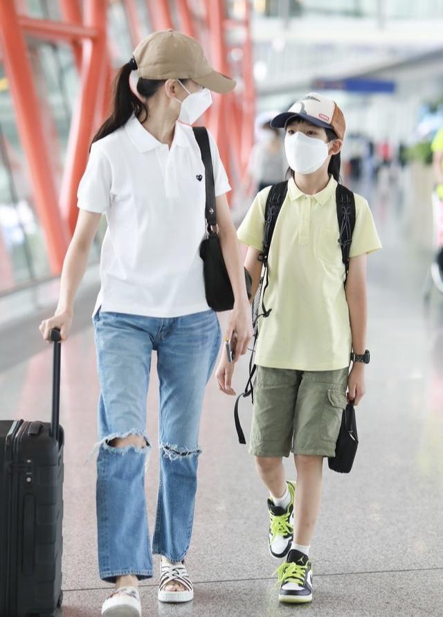  文艺范|董洁罕见携子走机场，时隔1年11岁顶顶个子不见长，小骨架太单薄