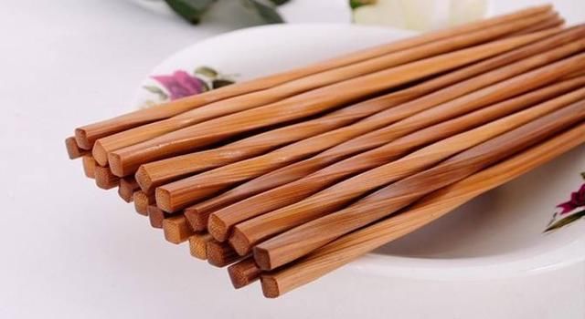  只用|筷子只用清水可不够，还得这样做，才能吃饭干净