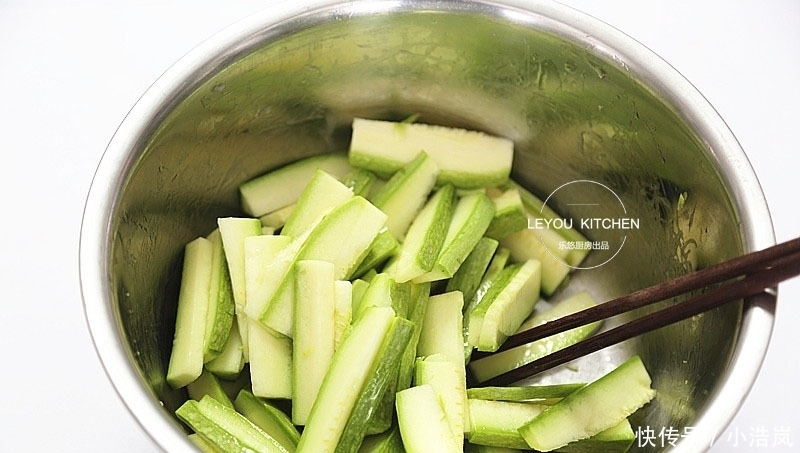 入味|炒一盘西葫芦出少半盘汤?掌握3点,入味好吃,还不易出汤