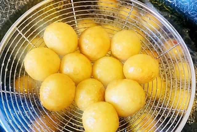 米酒|红薯丸子多加一食材,外焦里糯口感好,与米酒这样做够档次又好吃