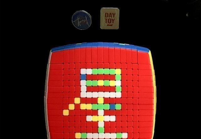  DAYTOY|1734块! 肖战粉丝用15阶魔方拼字, 祝福肖战DAYTOY星途坦荡