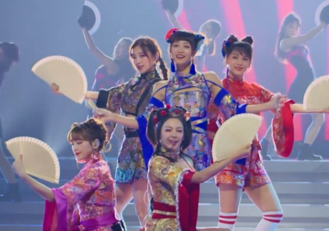  三公|《乘风破浪的姐姐》三公个人战燃炸, 万茜团为拉票拼了, 好能放得开