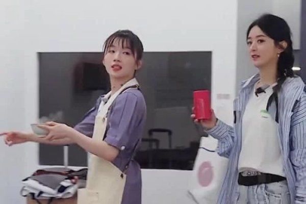  喝汤|中餐厅滤镜给赵丽颖省口红了，喝汤前是浆果色，喝完变烂番茄色