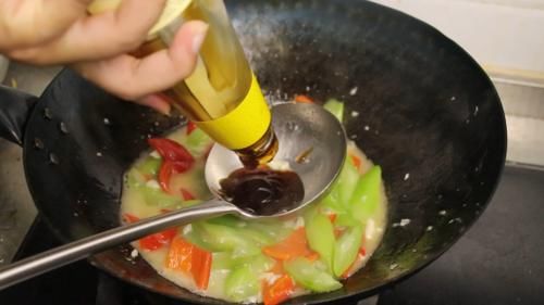 红辣椒|入秋后,吃猪肉不如吃它,别看它不起眼,是女人的“美容水”