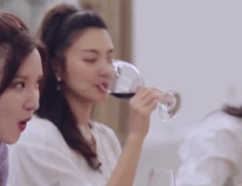  扒出|《浪姐》张雨绮吃火锅！桌上2瓶酒价格被扒出？网友：打扰了！