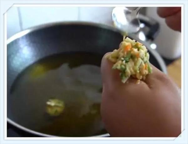 丸子|炸素丸子的做法,记住这几招,做出的丸子好吃不散,全家人都爱吃