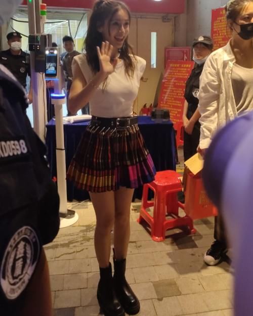 粉丝|baby给粉丝买奶茶,网友无美颜随手一拍,这模样哪像是31岁?