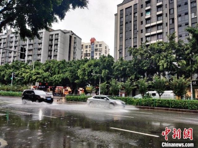 持续强降雨突破历史极值 福州城区内涝严重