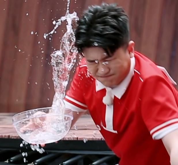  到张大大|张大大端水立“坚强人设”，谁注意身后baby的表情，都懒得装