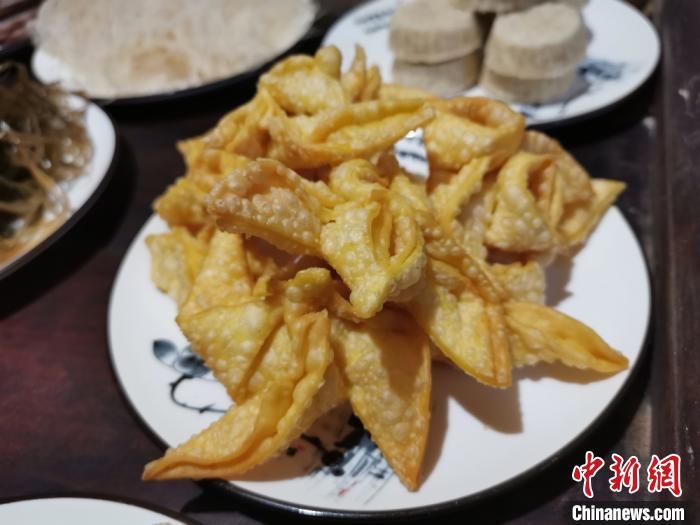 窑洞|窑洞里吃“老席” 菜品丰富如过大年