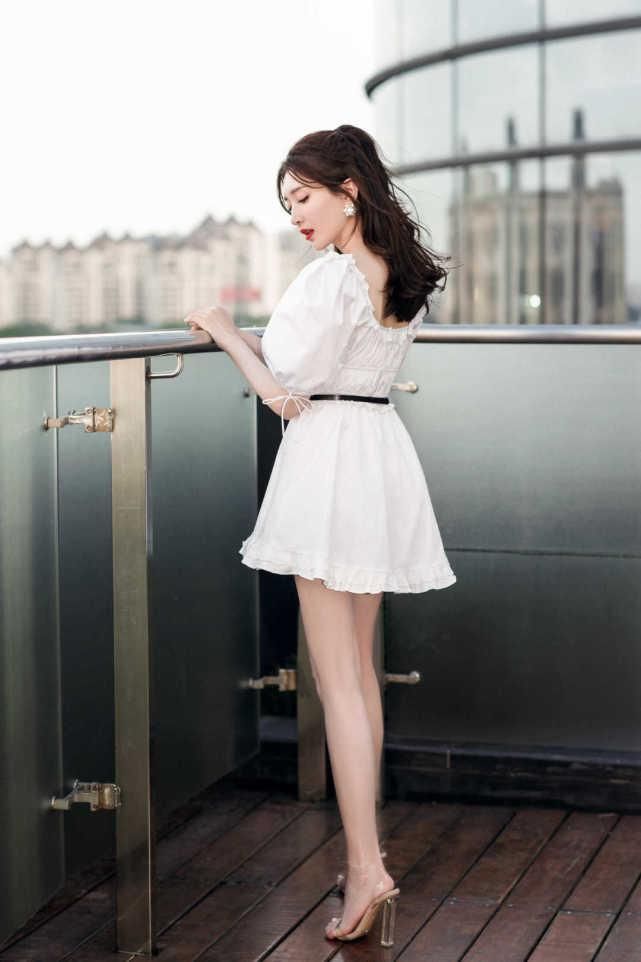  疏影|江疏影穿红色太惊艳！一身红色look精致高级，身材高挑很有欧美范