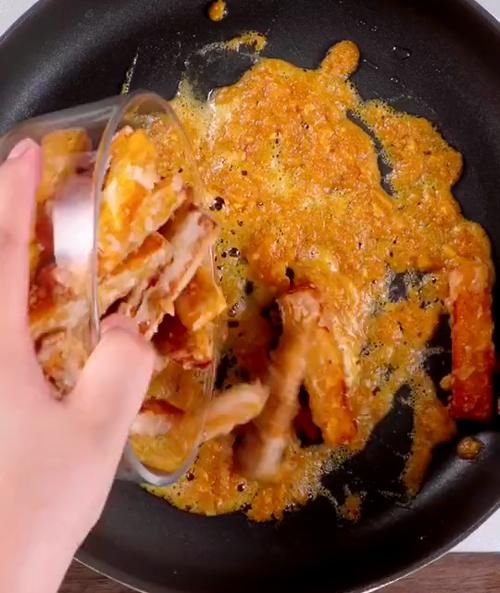  鸭蛋|鸭蛋黄焗南瓜的用料，鸭蛋黄焗南瓜的做法，甜咸适口，软糯沙甜有营养又好吃