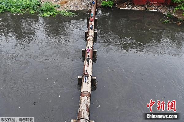 新德里|印度新德里遭大雨袭击 城市交通受阻路面发生塌陷(图)