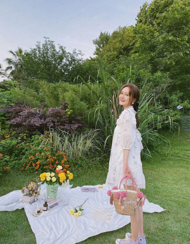  马尾|靳梦佳把头发扎成低马尾好温柔，身穿亮片雾霾蓝连衣裙，优雅大气