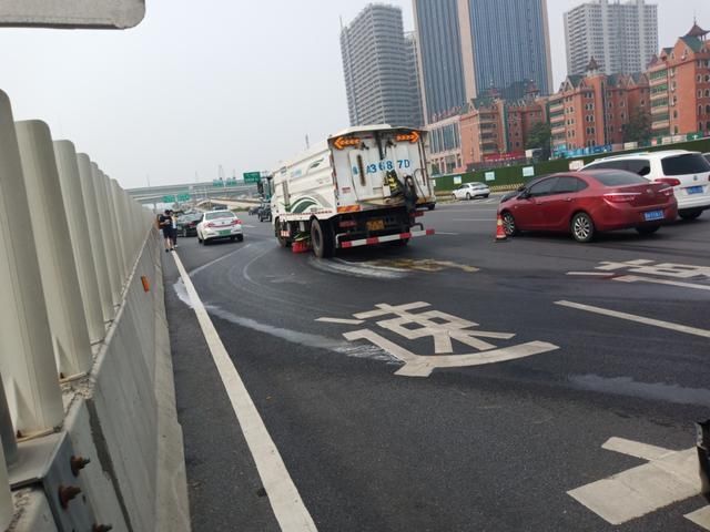  事故|今晨突发！郑州一事故车流出黄色液体，浓浓的腥味！原来是...