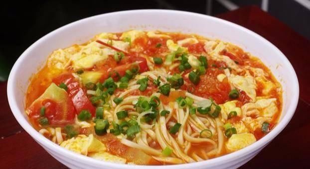  面条|夏天面条这样吃，简单快手，比泡面营养100倍，一人一盘不够解馋