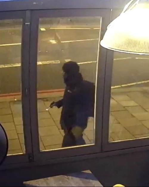  布拉赞特|男子出狱六天后悄悄上街跟踪推婴儿车的陌生女子，朝她刺了七刀