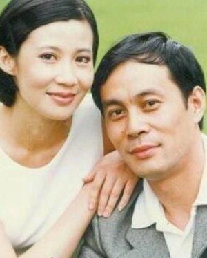  绯闻|“楚云飞”张光北，娶巩俐的同学回家，钱给媳妇管结婚30年0绯闻