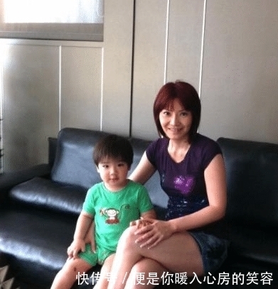  旋转|又一女星因车祸险丧命，高速上被撞到失控，车体旋转两圈半后报废