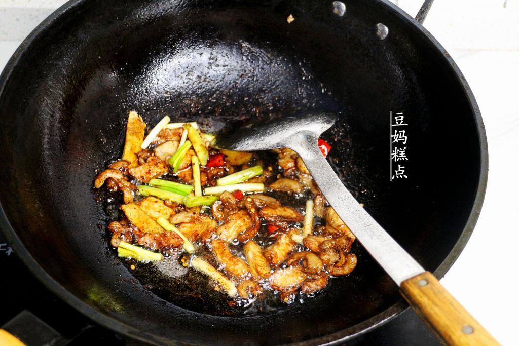  下饭|入秋后，这种菇才越多，简单3分钟爆炒，下饭一流