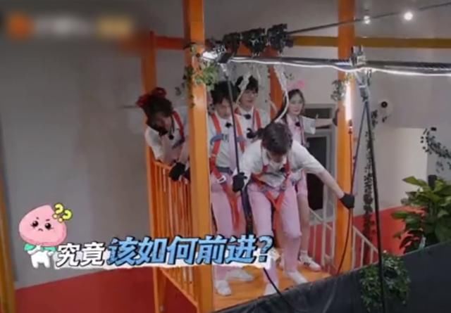  镜头|《密逃》杨幂郭麒麟公然比腿，节目组给到对比镜头，观众顿时笑喷