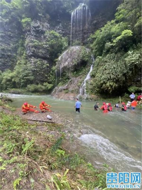 营地|河水暴涨淹没营地，20名驴友被困龙里深山6小时，幸得消防救援