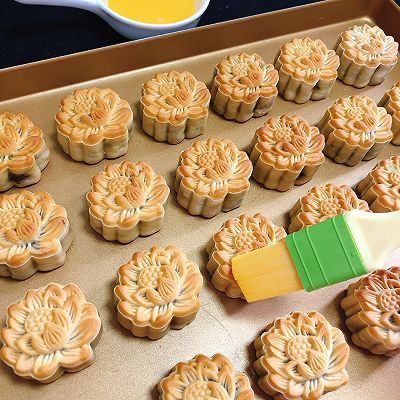 莲花|#入秋滋补正当时#榄仁豆沙莲花月