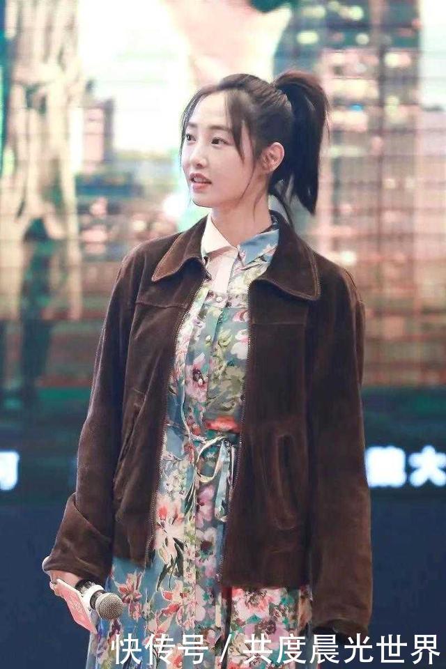 穿搭|白百何的时尚越来越看不懂了，碎花连衣裙配灯芯绒外套，太接地气