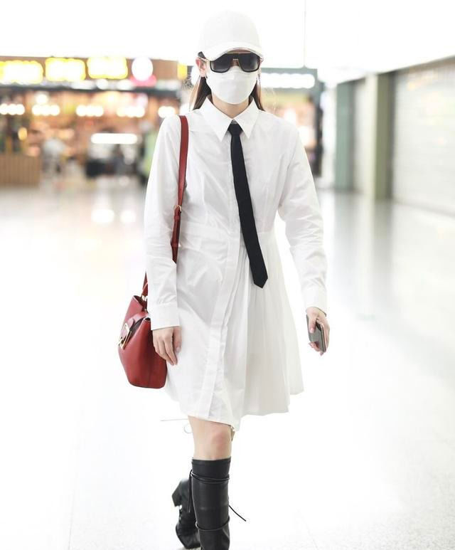  气场|衬衫裙咋能穿得时尚有型？拥有两件装饰就够了，可盐可甜气场足