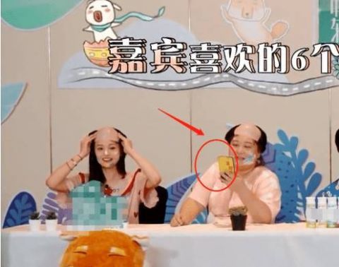  郑爽|贾玲与“秃顶”郑爽自拍，节目中途拿出手机，手机壳是认真的吗？