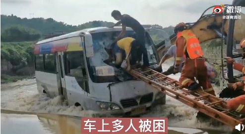 救援|突发！湖南涟源一中巴车悬空水流湍急河道 消防紧急救援