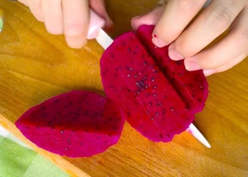 火龙果|牛奶的美味新吃法,搭配火龙果做成甜品,软嫩滑爽,甜而不腻