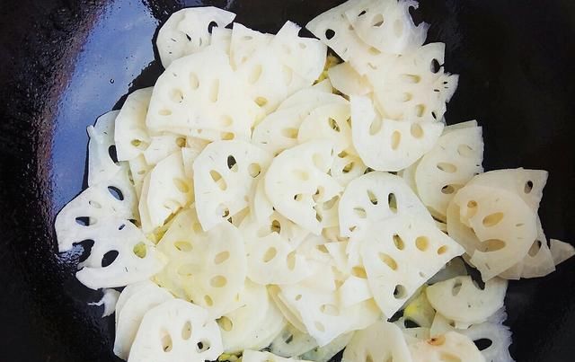 诀窍|炒木耳要好吃的诀窍,加点莲藕进去,美味愈加劲道,营养更是全面