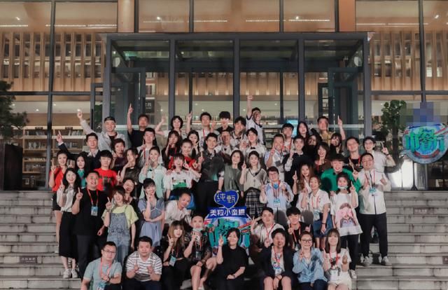  聚餐|《中餐厅》杀青聚餐大合照，刘宇宁却没到场，黄晓明的做法很圈粉