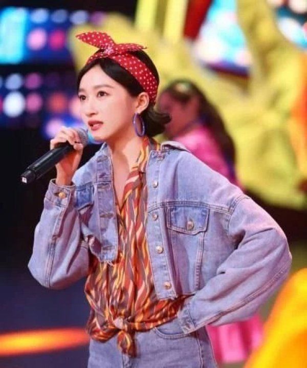  意外|《王牌》台上潘长江意外摔倒，沈腾一句话机智救场，不愧综艺王！