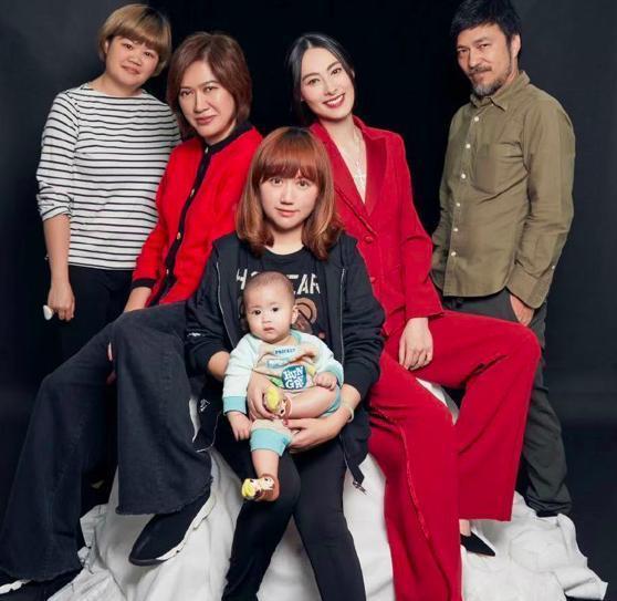 李泽楷|梁洛施帮朋友带娃满心欢喜,李泽楷前任为孩子吃饭,耐心又温柔