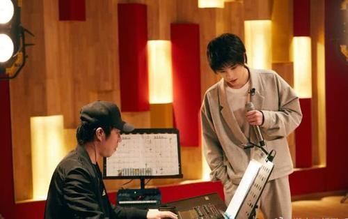  首歌|为她唱歌，偷偷去看她，让华晨宇念念不忘的女孩原来是这个样子