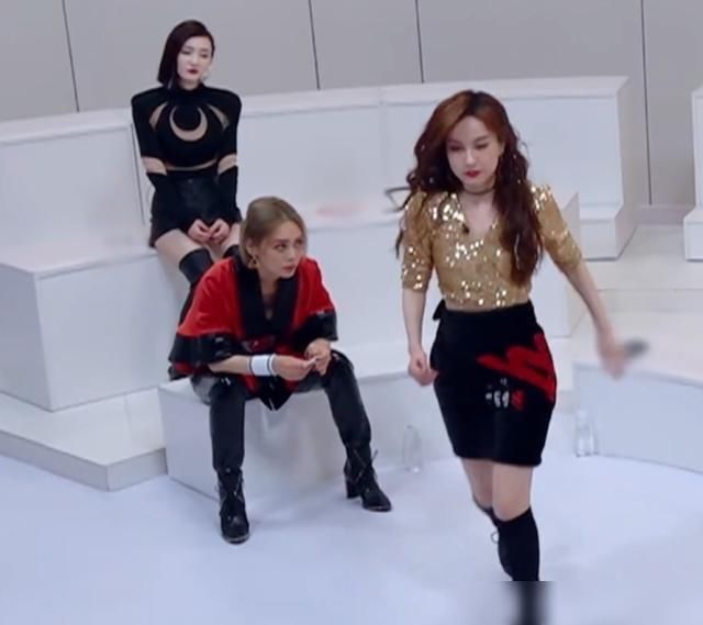  乘风破浪|《乘风破浪的姐姐》二轮淘汰4人吴昕为沈梦辰离场，万茜承认嘴硬