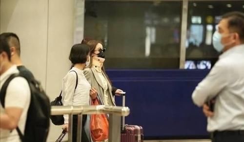  公司|90后人气女偶像恋情被曝，疑似与同性玩亲亲，经纪公司急申明