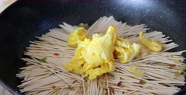 翻炒|面条别再煮着吃,教你新吃法,比吃肉还解馋,家人天天点名要吃